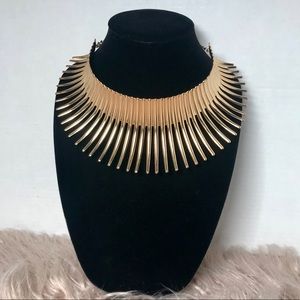 NWOT Gold Statement necklace